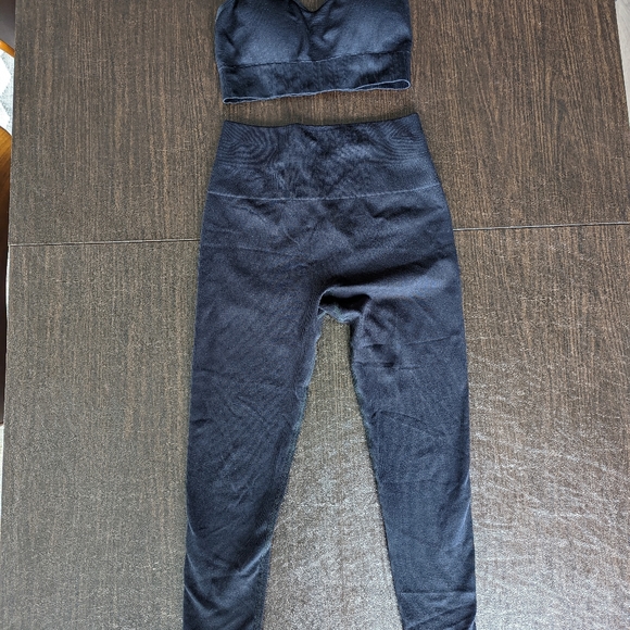 Lolë Workout Kit - Sweat Tech Rib Bra & Leggings - Picture 6 of 14